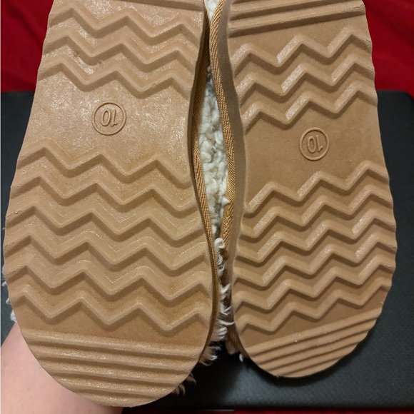 Source Unknown Cream Kids Slippers - Picture 3 of 3